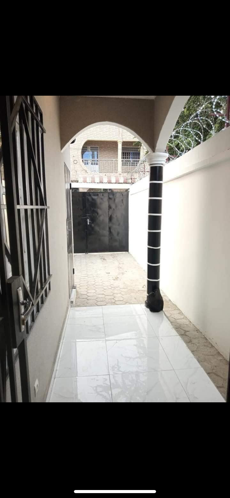 Maison esseulée à louer, à la Base, Brazzaville.