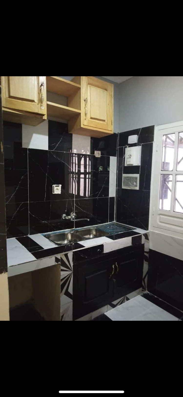 Maison esseulée à louer, à la Base, Brazzaville.