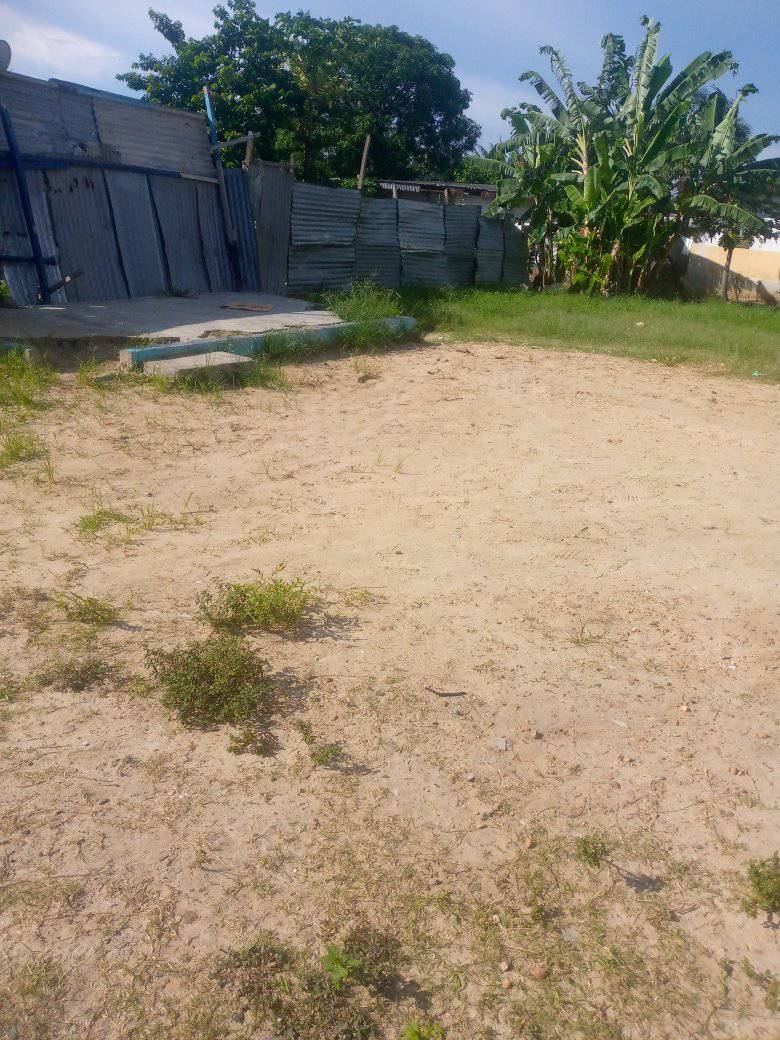 DEMI TERRAIN A LOANDJILI