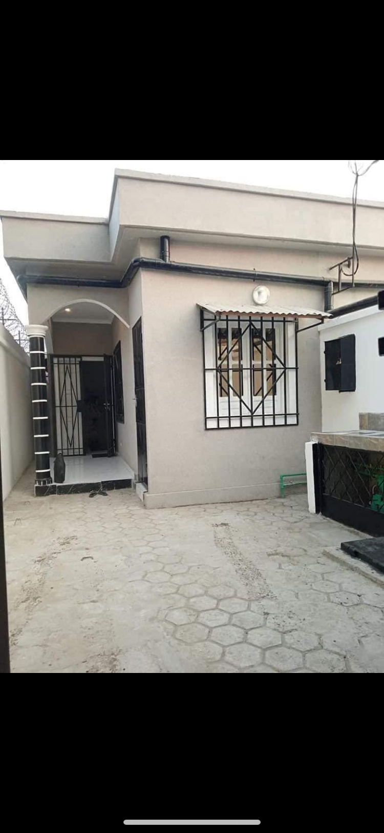 Maison esseulée à louer, à la Base, Brazzaville.