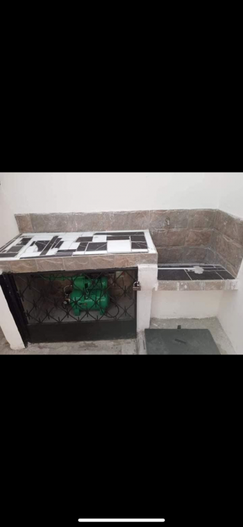 Maison esseulée à louer, à la Base, Brazzaville.