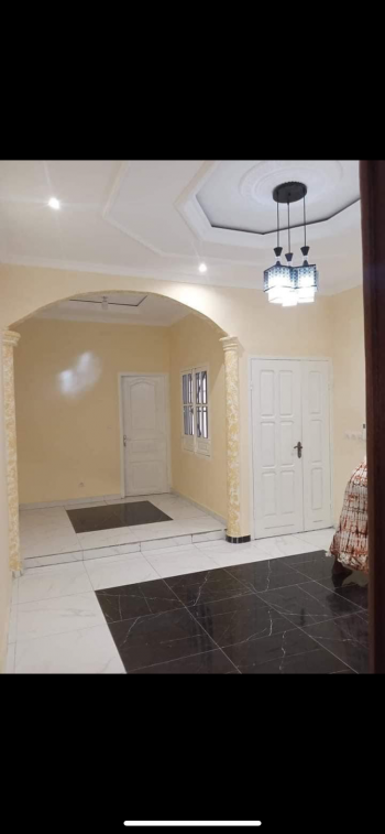 Maison esseulée à louer, à la Base, Brazzaville.