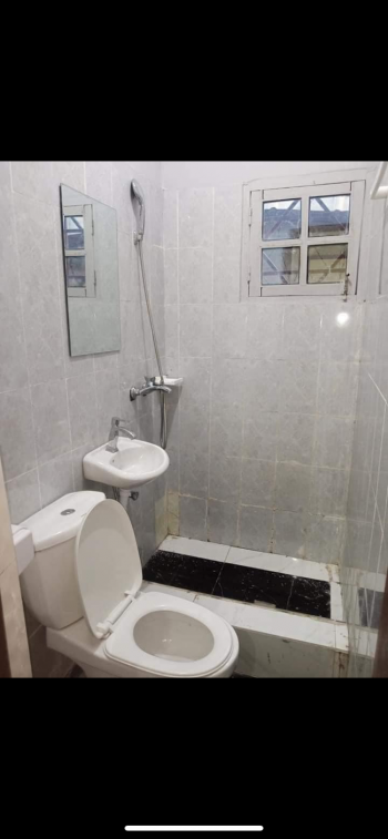 Maison esseulée à louer, à la Base, Brazzaville.